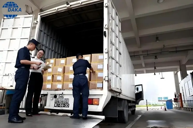 Container loading in the Customs-supervised warehouse