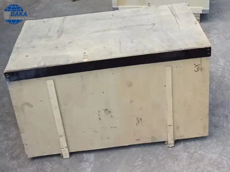 Wooden crate with forklift clearance of less than 10 cm